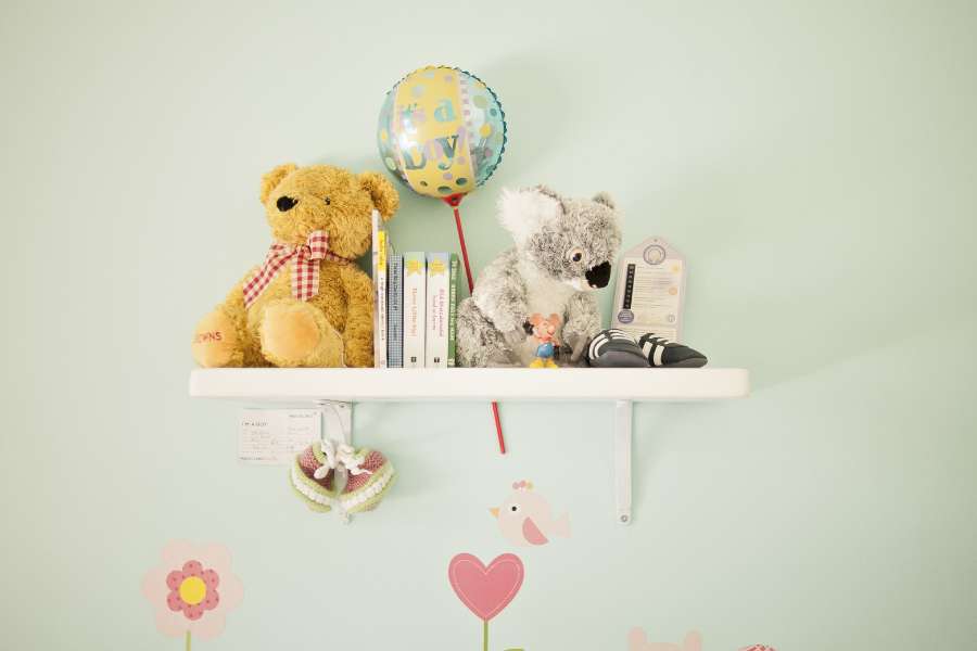 Étagère enfant blanche pour fixer une étagère avec peluches, livres et décorations dans chambre