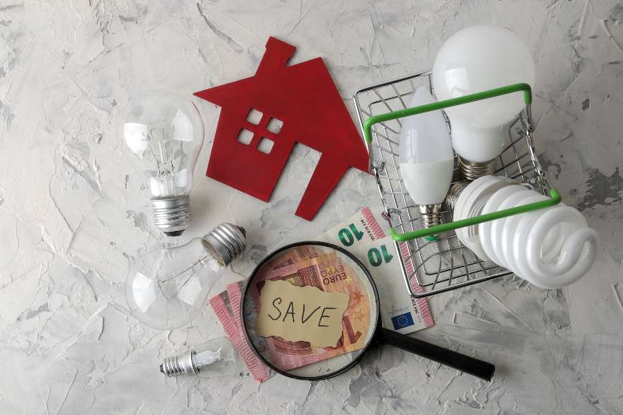 Économies électricité maison avec ampoules LED et billets euros
