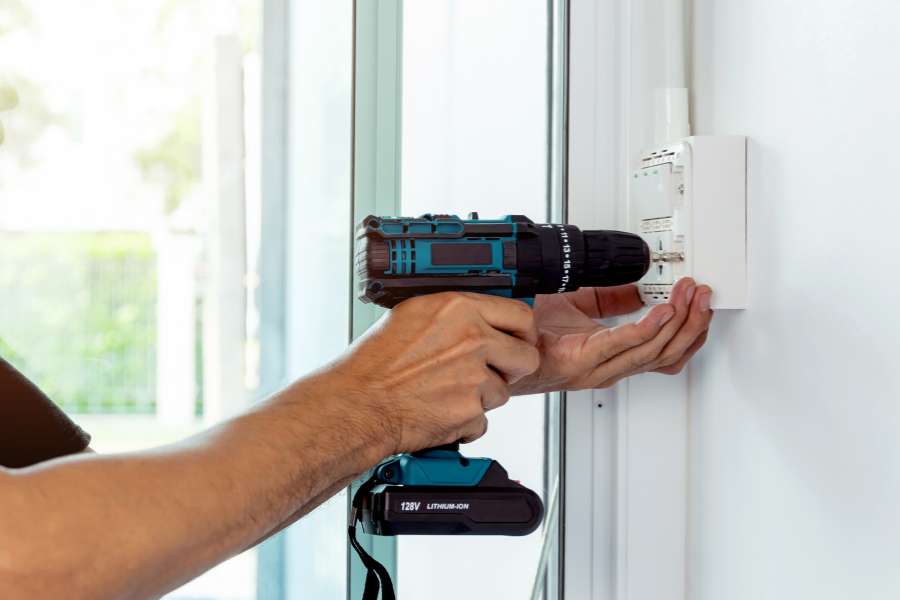 Installation d'un interrupteur avec une perceuse visseuse sans fil 18V