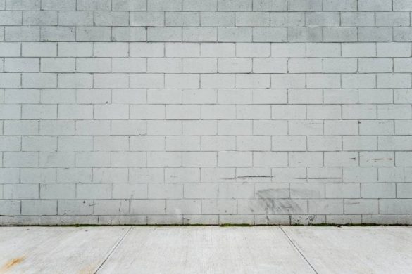 Mur en parpaings de béton gris avec joints réguliers
