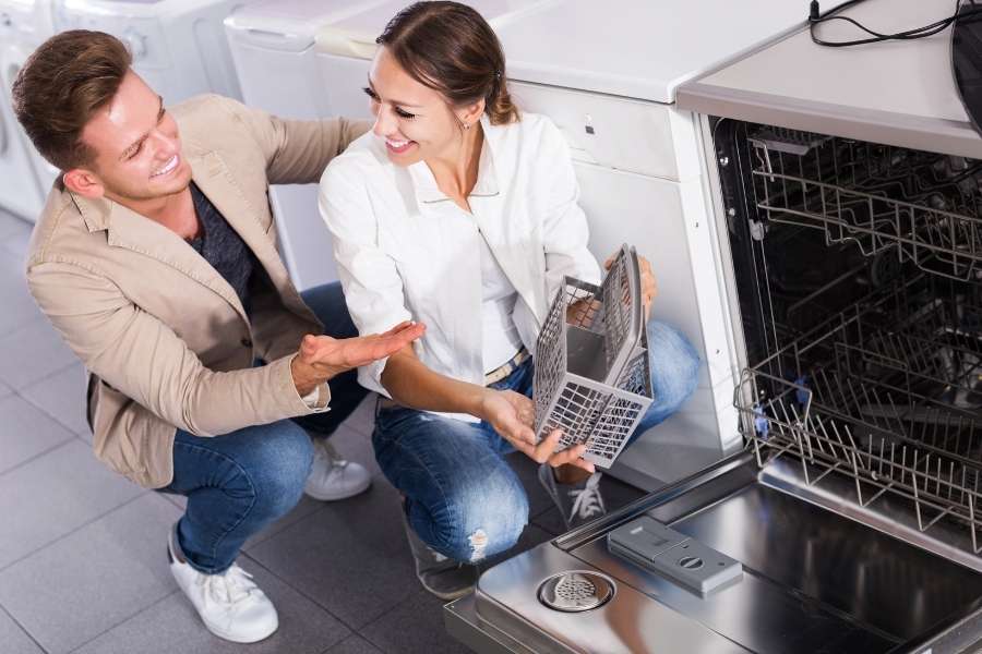 Couple examinant l'intérieur d'un lave-vaisselle pour choisir son lave-vaisselle idéal