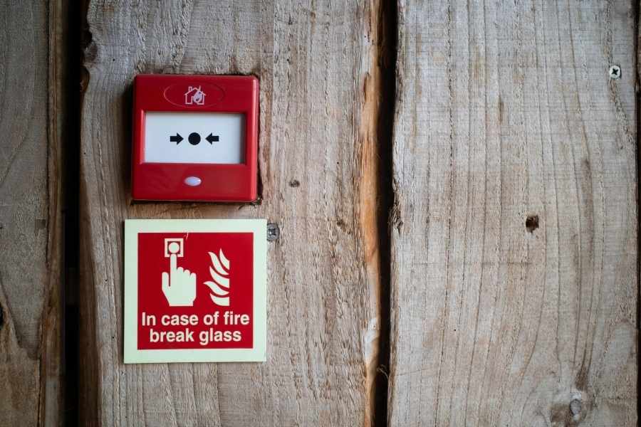 Déclencheur manuel d'incendie rouge pour système alarme connecté sur mur en bois