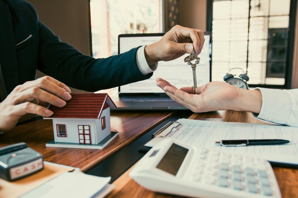 Remise d'une clé symbolique par un conseiller immobilier d'une Agence Immobilière à Montpellier.